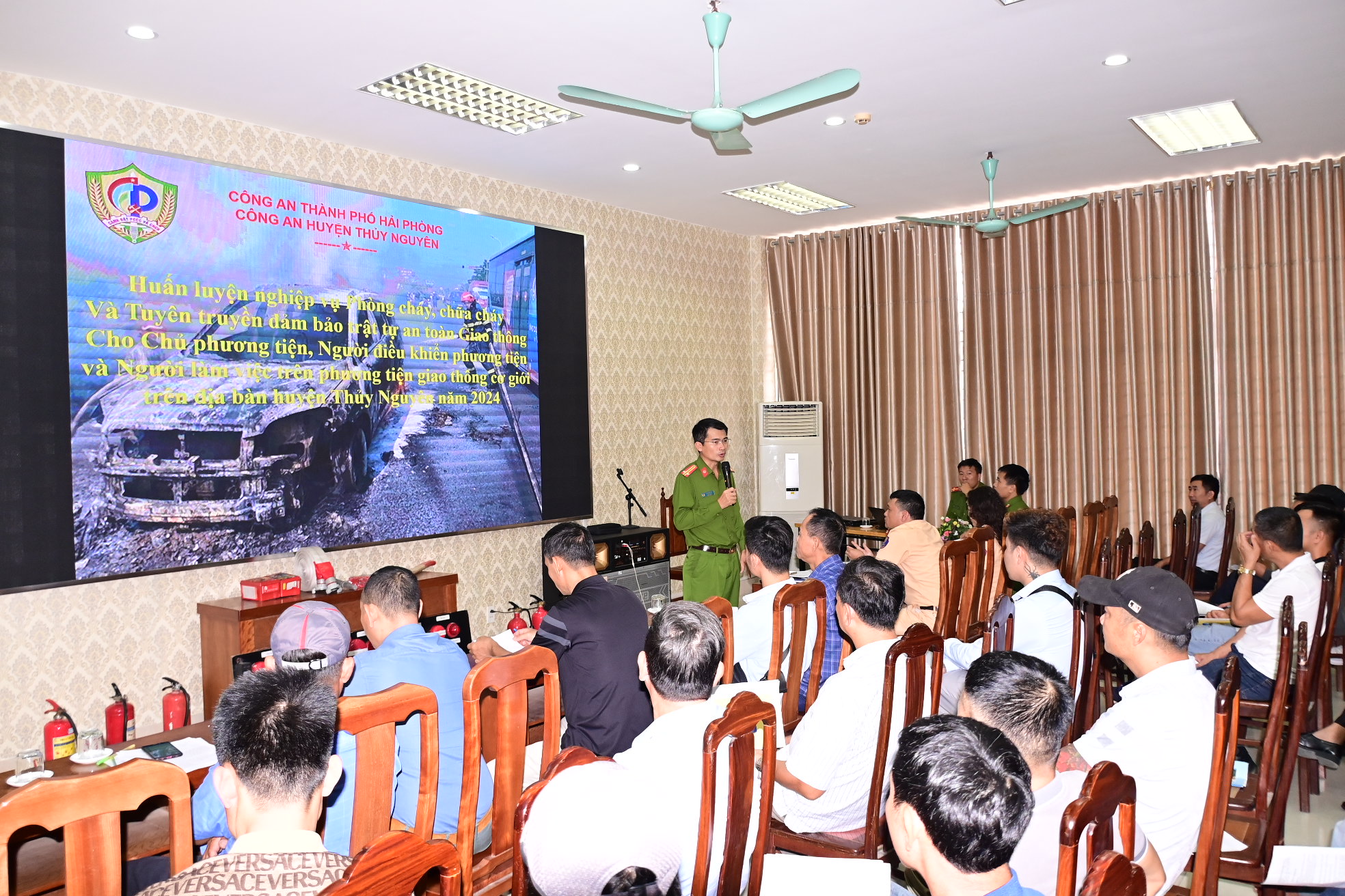 Công an huyện Thủy Nguyên: Mở lớp huấn luyện, cấp chứng nhận huấn luyện nghiệp vụ PCCC và tuyên truyền an toàn giao thông